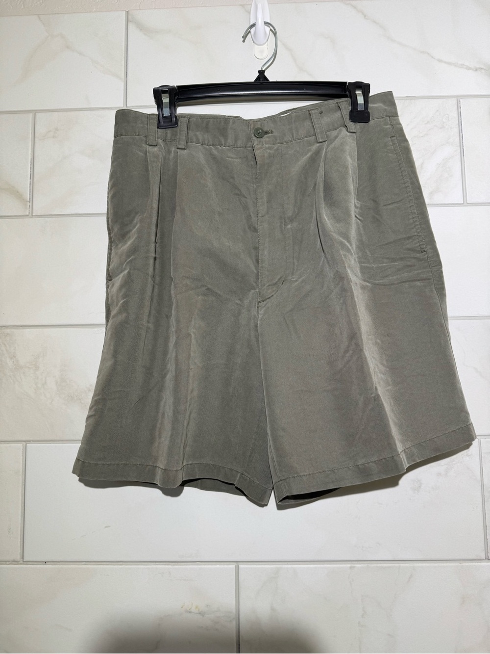 Men's Casual Pleat Front Shorts - Olive Green